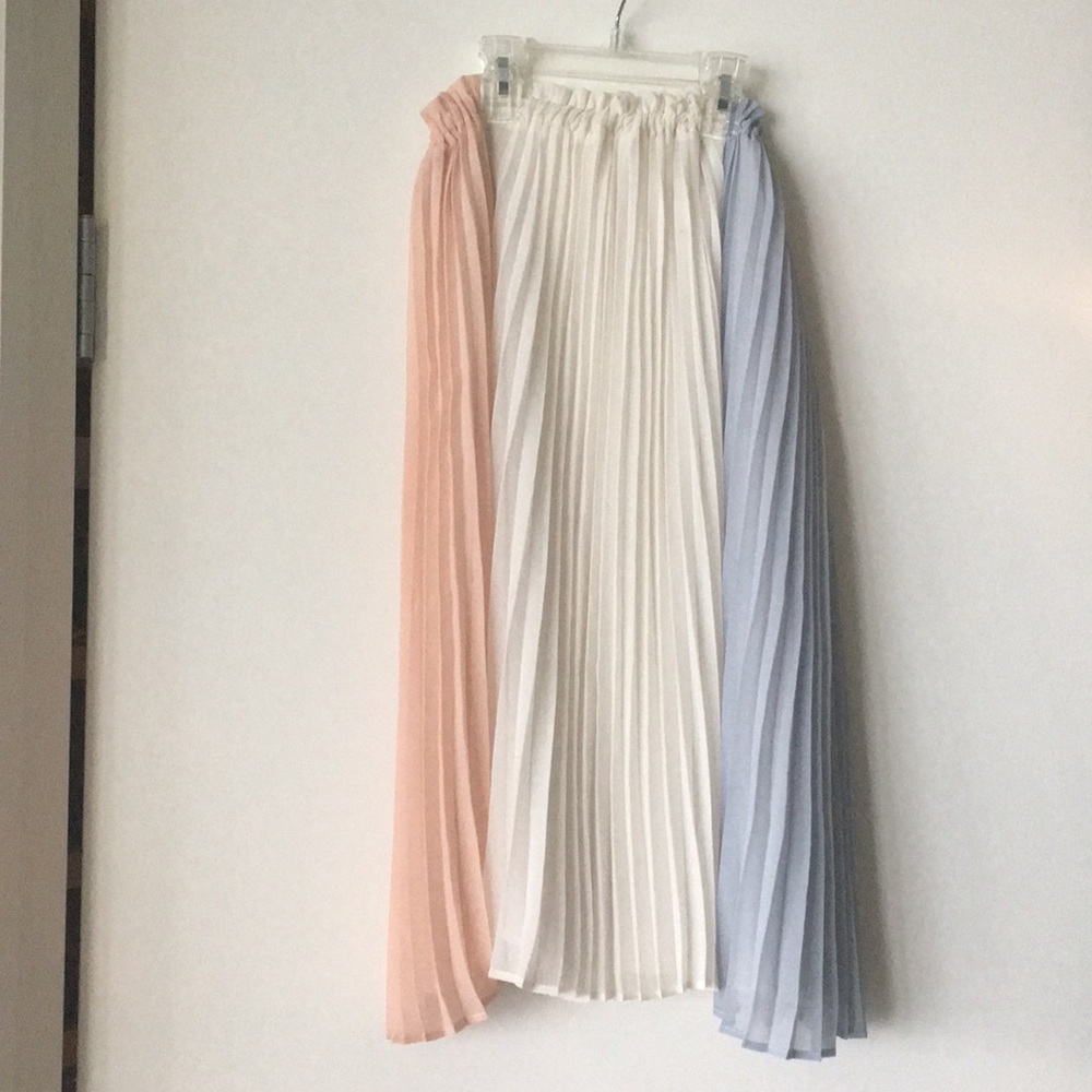 Pleated flirty skirt in great condition!